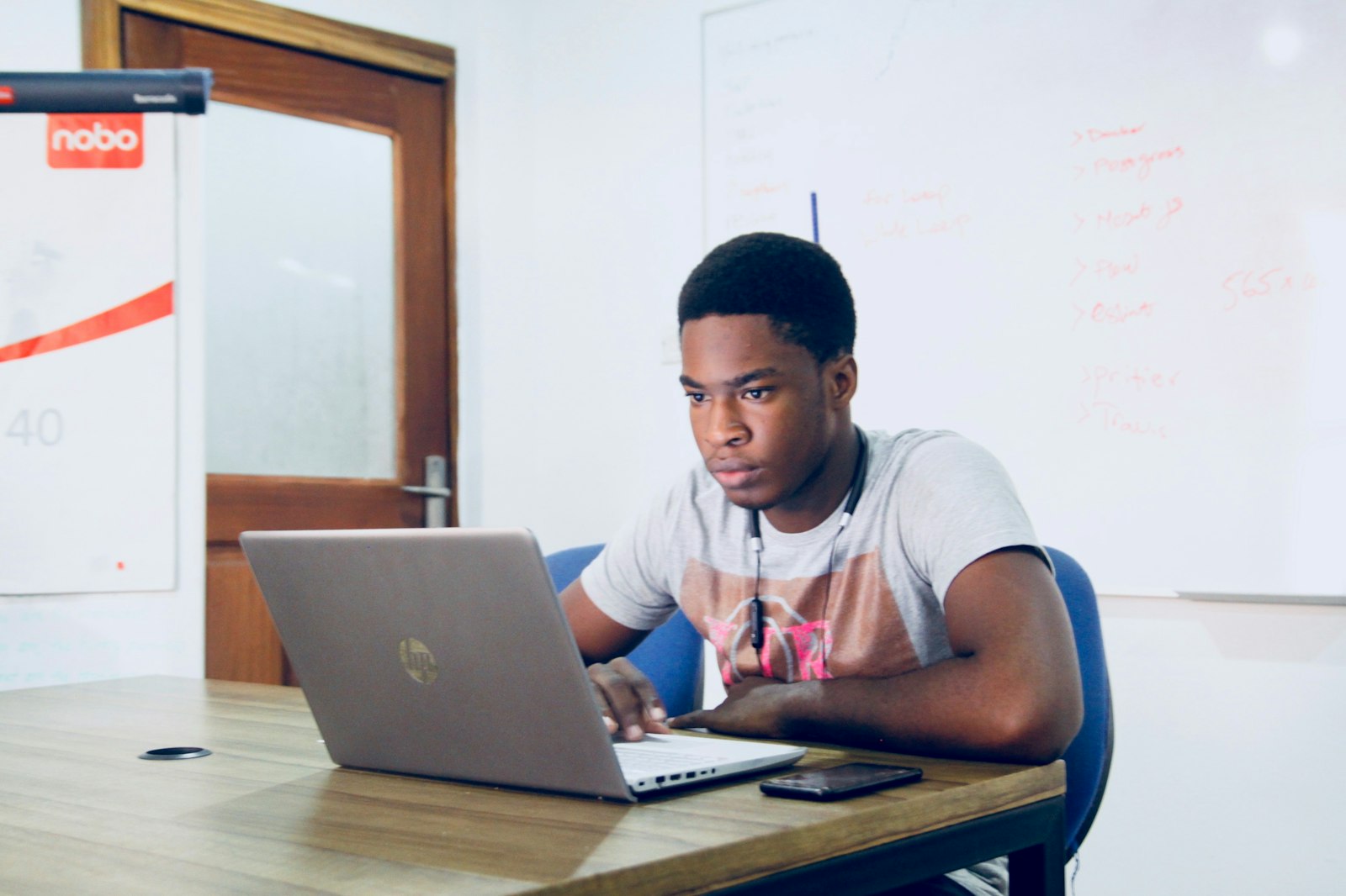 Jovem profissional africano a trabalhar num portátil