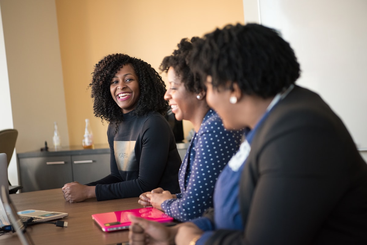 Profissionais africanas em reunião de trabalho
