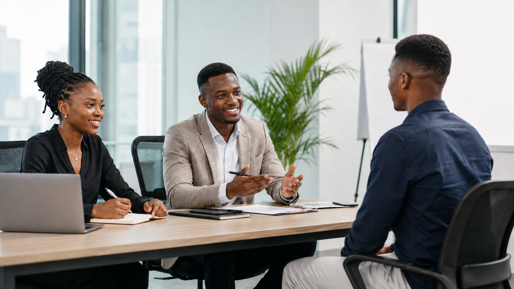 Simulação de entrevista de emprego com um jovem participante