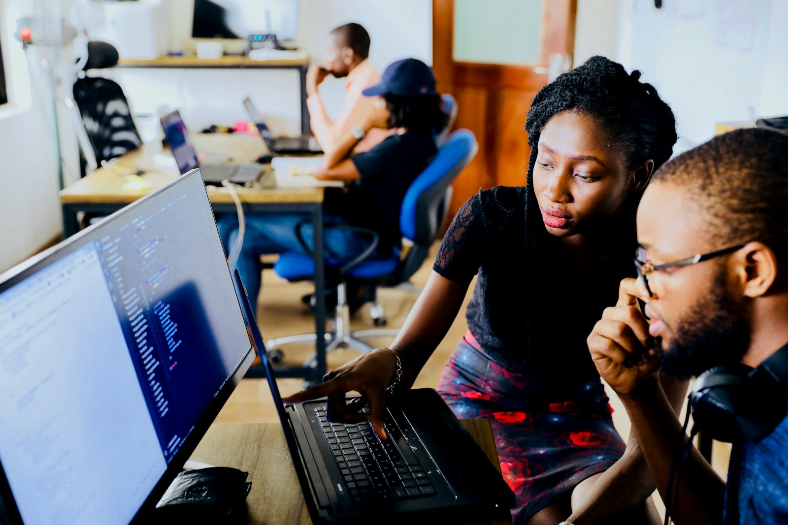 Jovens profissionais africanos a trabalhar em computadores