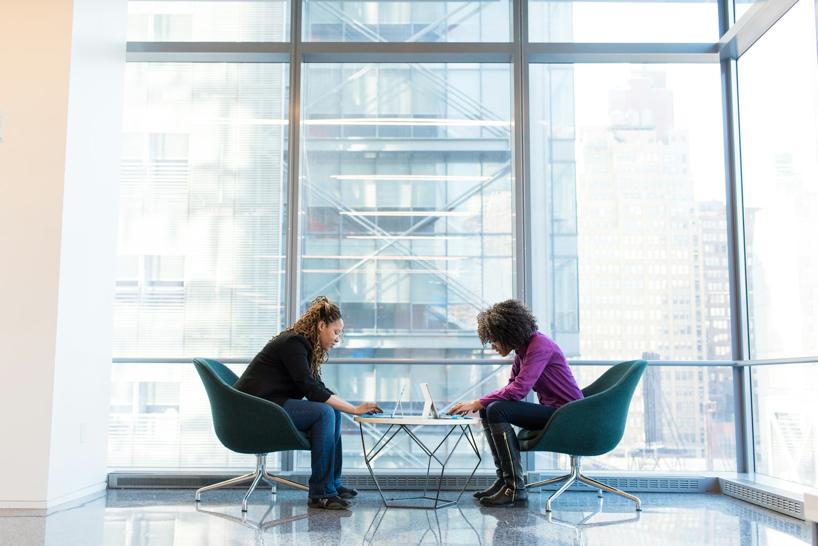Duas profissionais africanas numa entrevista de trabalho
